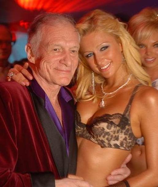 Paris Hilton ritratta con il fondatore della rivista Playboy Hugh Hefner in una foto del 2006 (REUTERS)